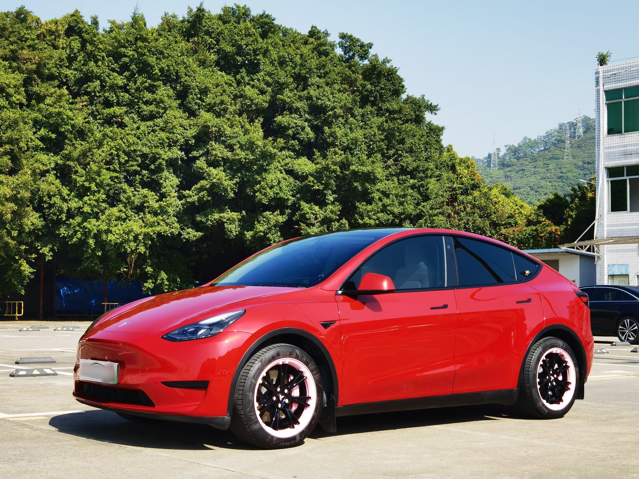 Под передней частью автомобиля