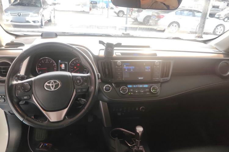 Used Toyota RAV4 2018 2.5L Automatic 4x4 Elite i Edition Center Console