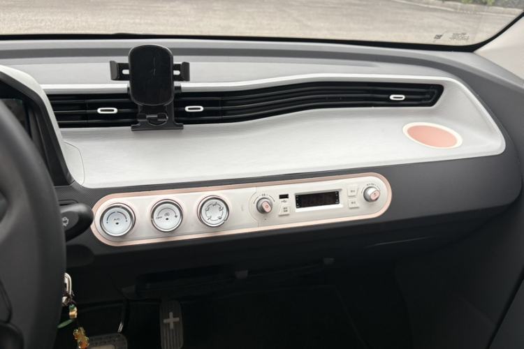 Used Wuling Hongguang MINIEV 2021 Macaron Premium Model – Lithium Iron Phosphate Audio And AC Panel