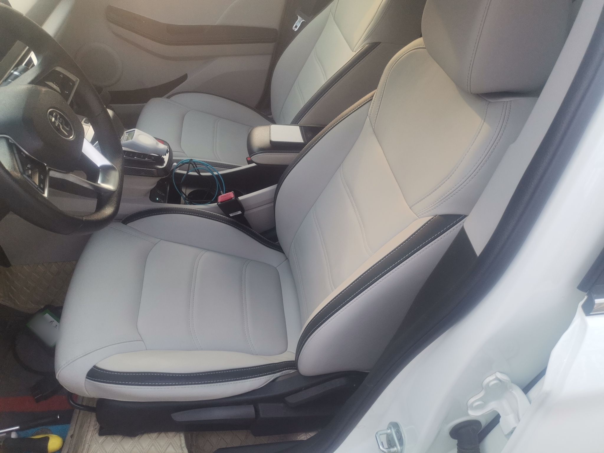 المقاعد الأمامية داخل السيارة