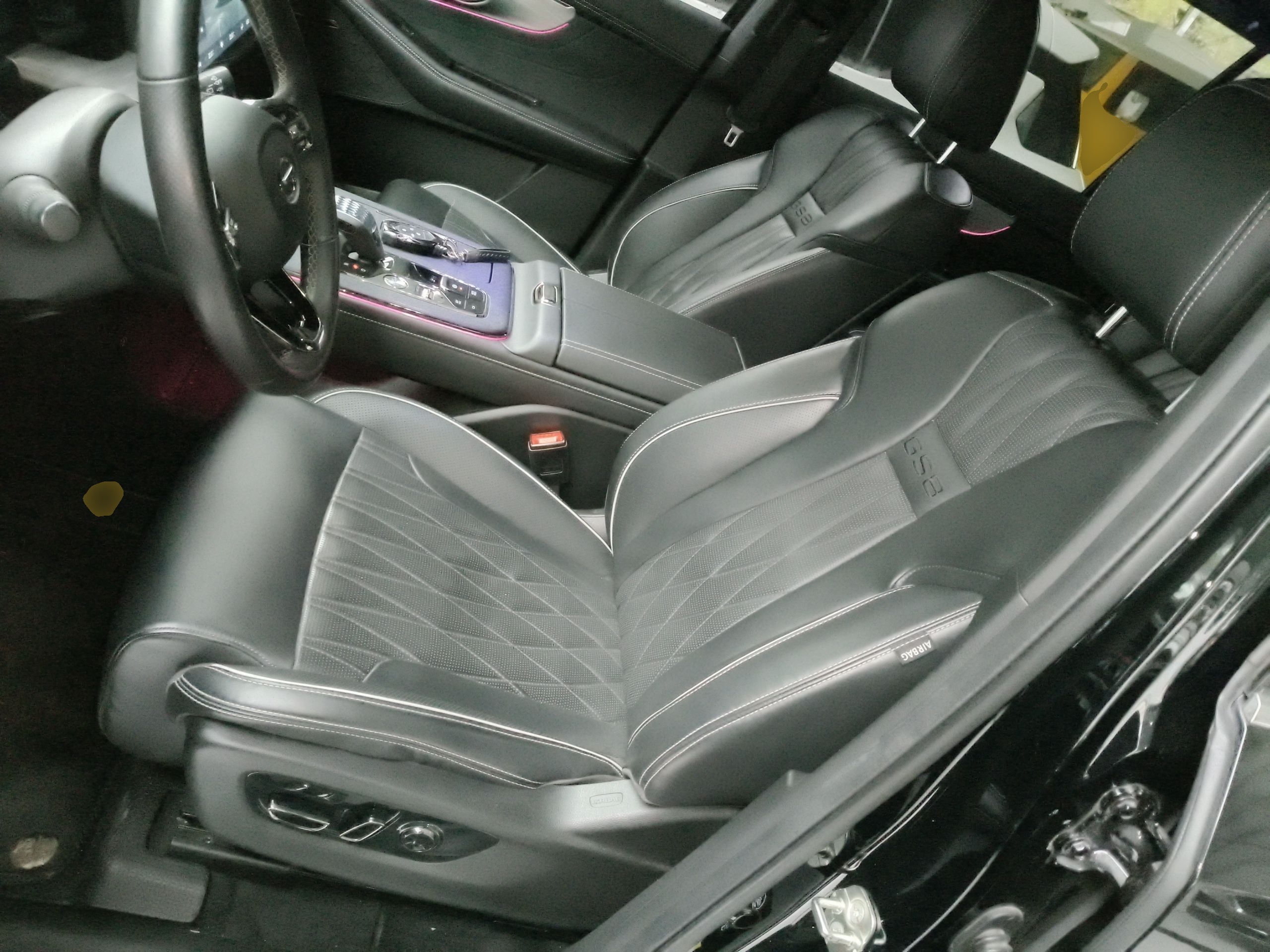 المقاعد الأمامية داخل السيارة