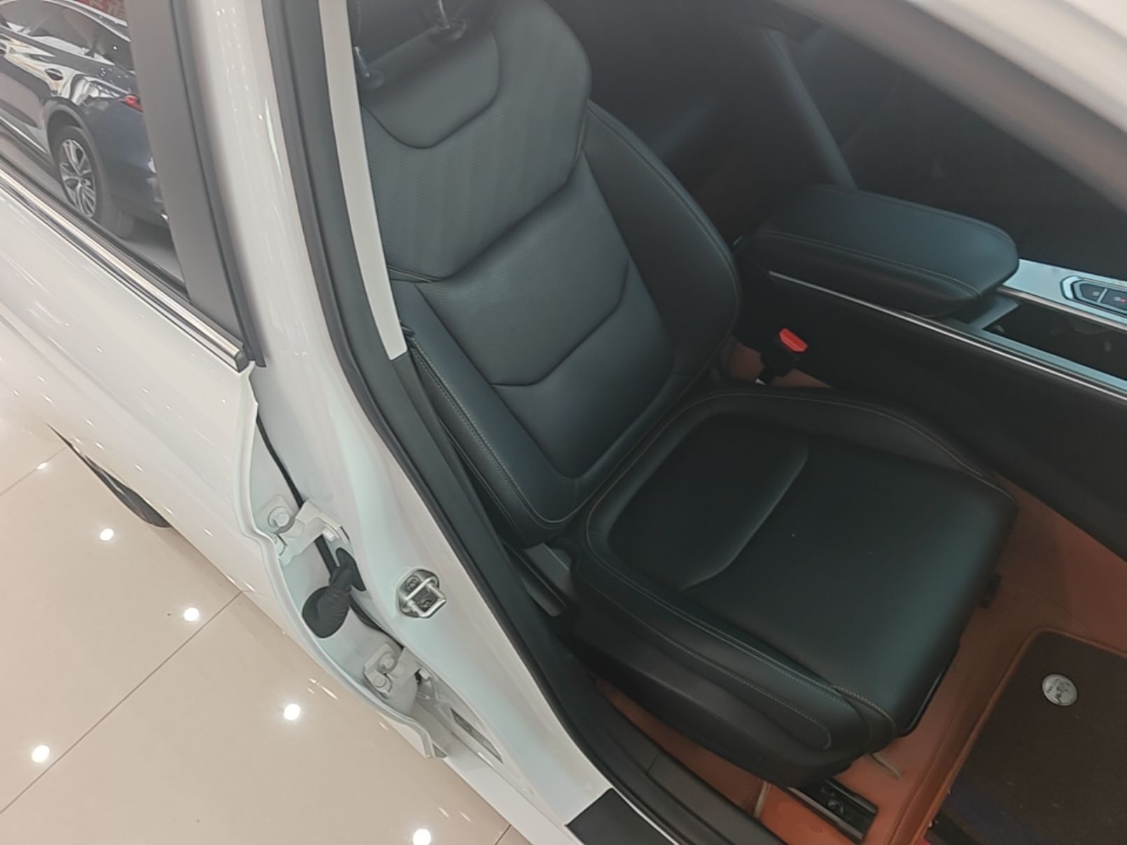 Geely Auto Emgrand L HiP 2024 Longteng Edition 1.5TD-DHT Pro 100KM Superior Model — снимка 19