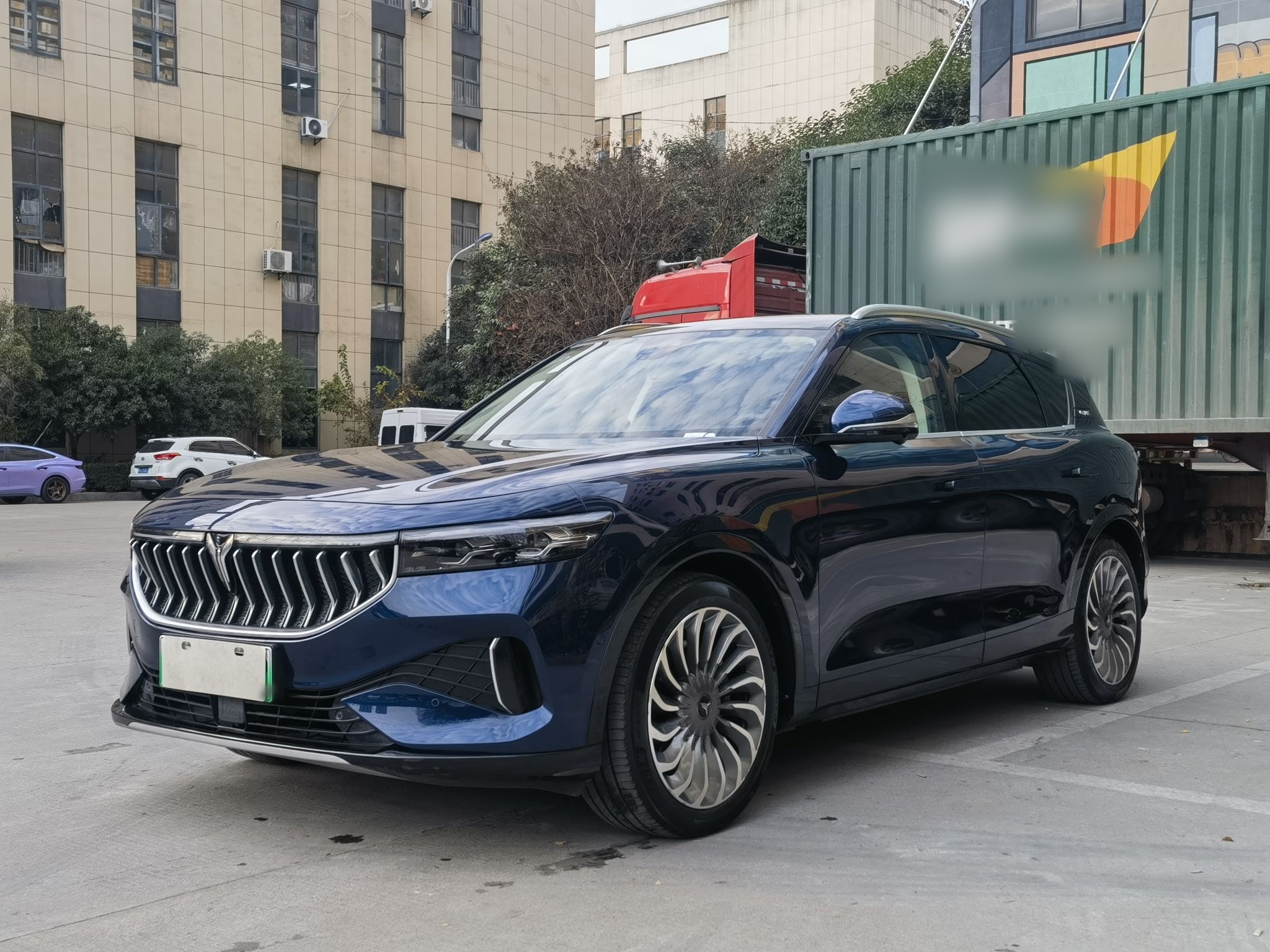 Под передней частью автомобиля