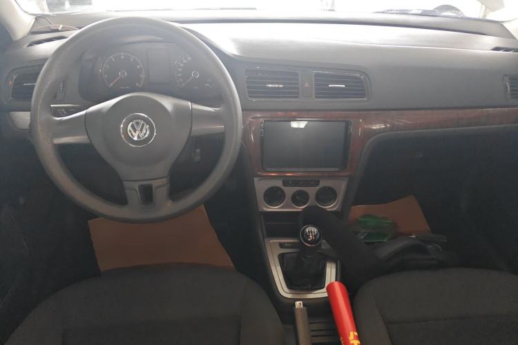 Used Volkswagen Lavida 2013 Revised Classic 1.6L Manual Fashion Edition Center Console