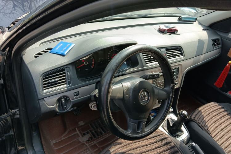 Used Volkswagen Lavida 2013 1.6L Manual Fashion Edition Center Console