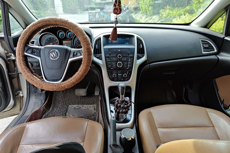 Used Buick GT 2013 GT 1.8L Automatic Fashion Edition Center Console