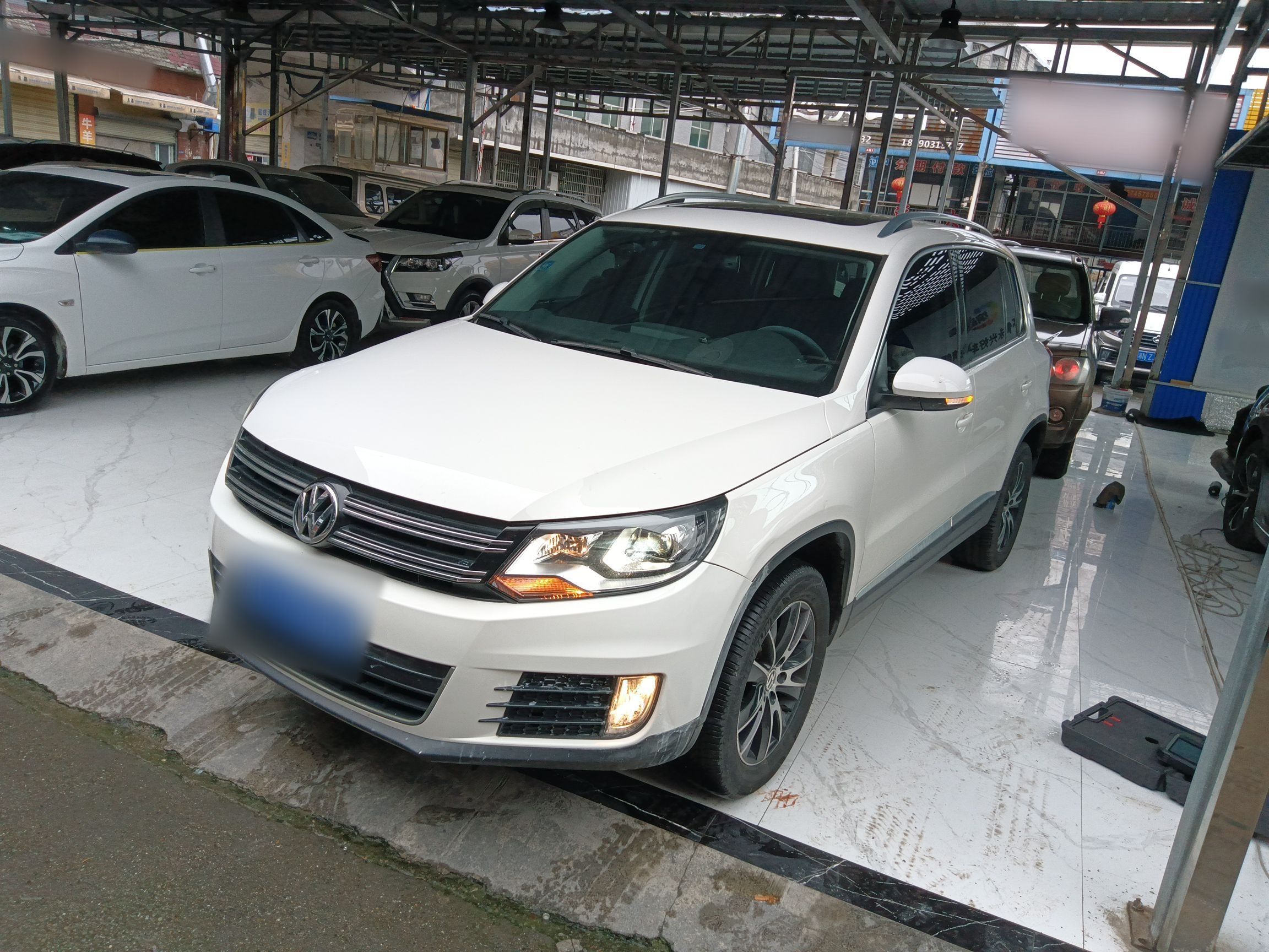 تحت مقدمة السيارة