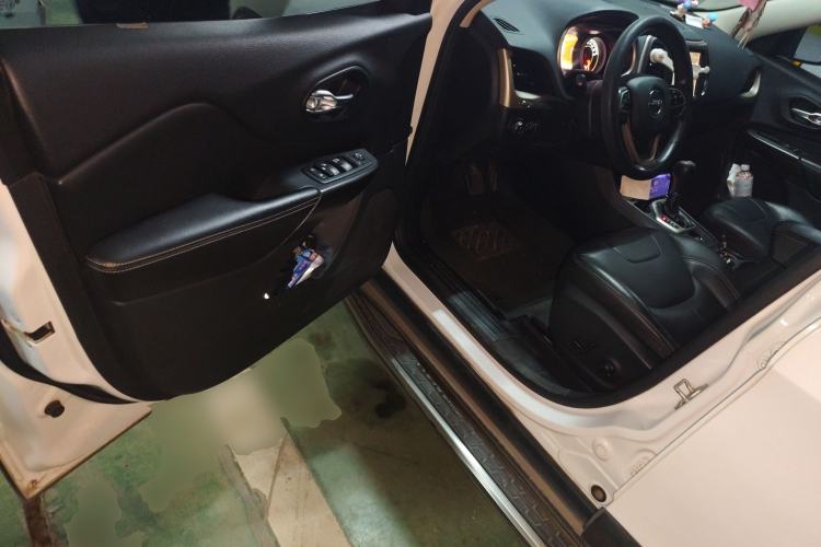 Used Jeep Cherokee 2017 2.0L Superior Edition
