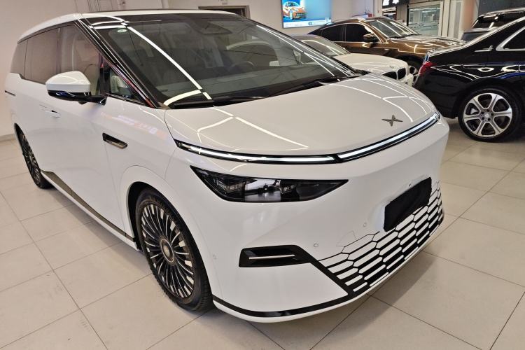 Used XPeng X9 2025 740 Ultra-Long Range Max Front Right 45 Deg