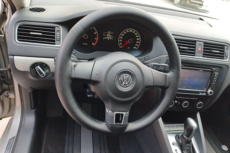 Used Volkswagen Sagitar 2014 Revised Version 1.6L Automatic Comfort Edition Steering Wheel