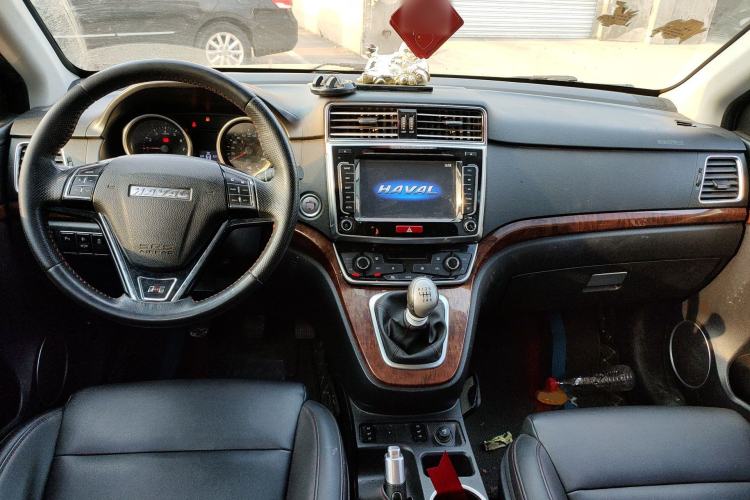 Used Haval H6 2015 Revised Version Sport Edition 1.5T Manual Transmission Two-Wheel Drive Elite Grade Center Console