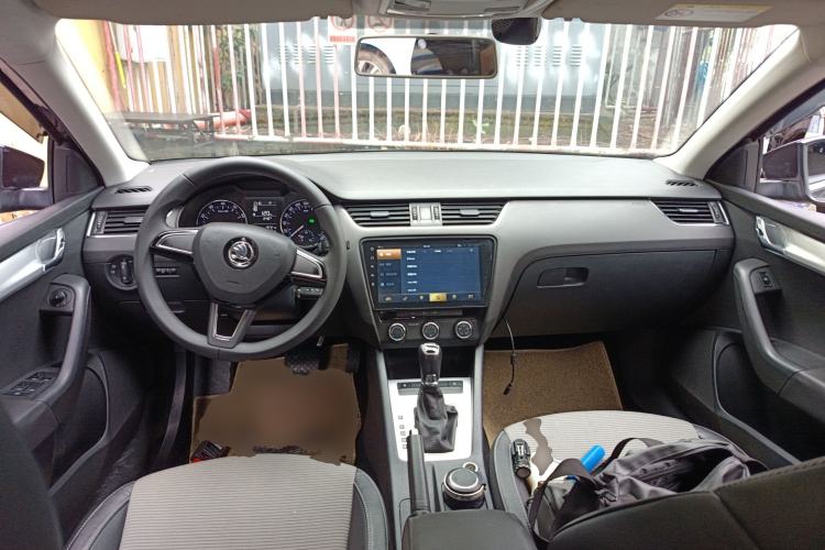 Used Skoda Octavia 2017 1.6L Automatic Chuanxing Edition Center Console