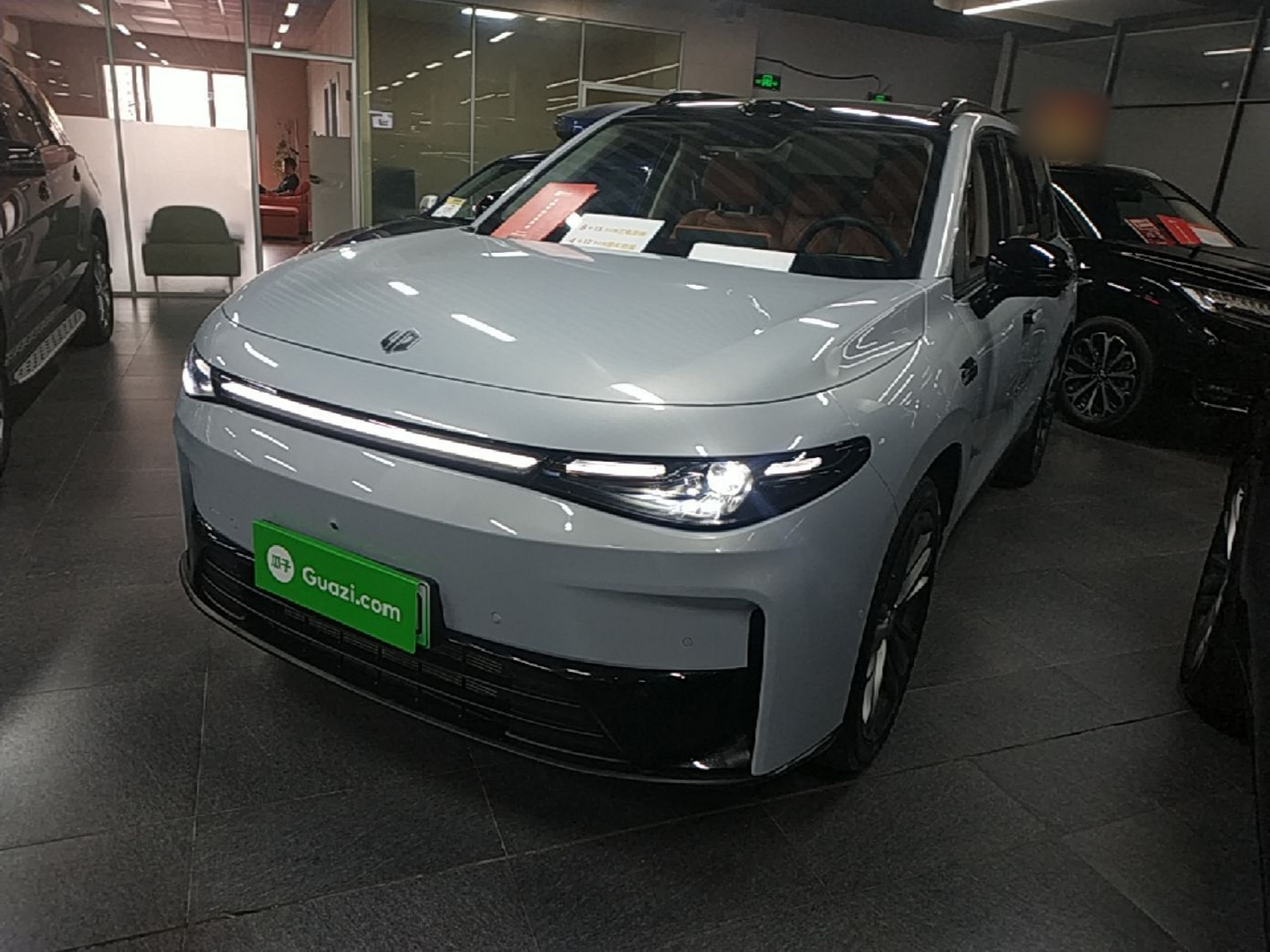 Unter der Vorderseite des Autos