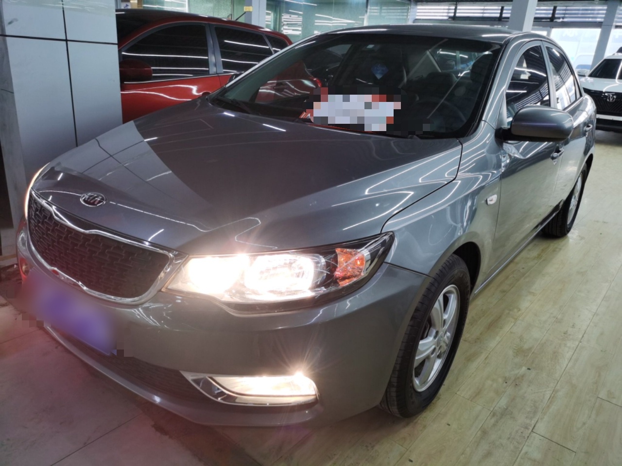 Под передней частью автомобиля