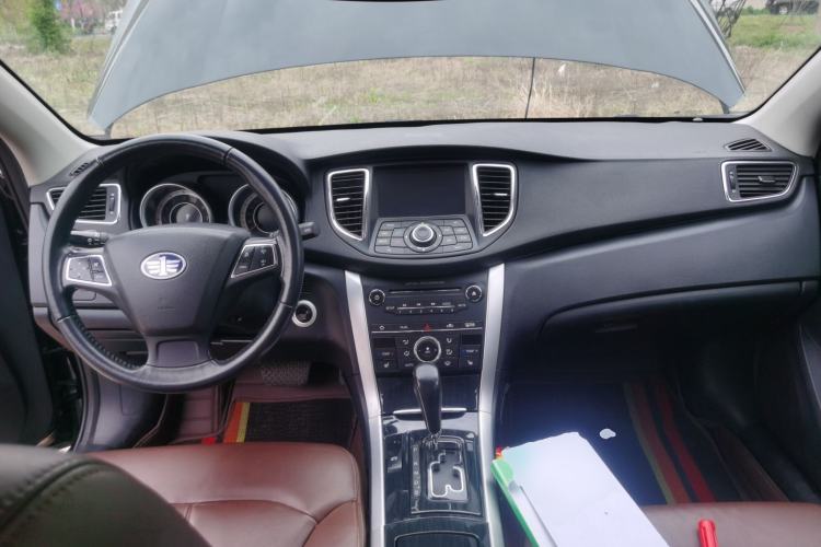 Used Bestune B90 2014 1.8T Automatic Luxury Model Center Console