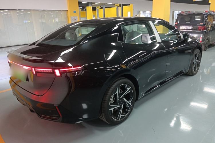 Used Lynk & Co 07 2024 EM-P 126 Long-Range Halo Rear Right 45 Deg