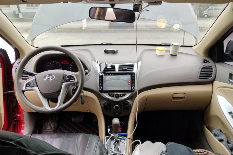 Used Hyundai Verna (older generation) 2010 Sedan 1.4L Automatic Luxury GLS Trim Center Console