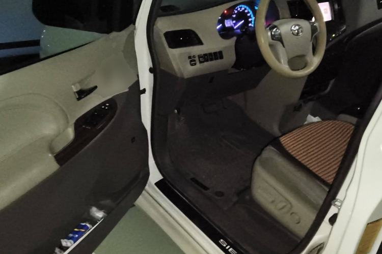 Used Toyota Sienna 2014 3.5L Four-Wheel Drive LE U.S. Specification