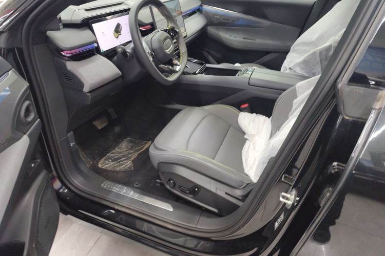 Used Lynk & Co 08 EM-P 2025 120km Long-Range Halo Interior 3