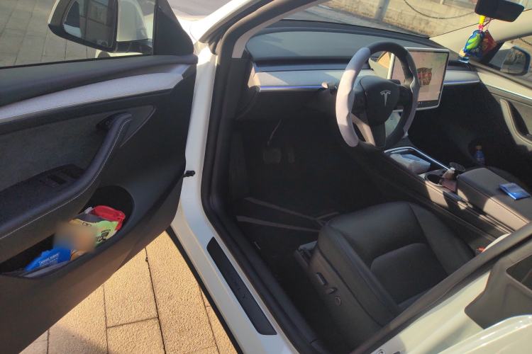 Used Tesla Model Y 2024 Long-Range All-Wheel-Drive Version