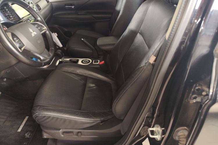 Used Mitsubishi Outlander 2014 2.4L 4x4 Deluxe Value Edition 5 Seats Left Front Seat