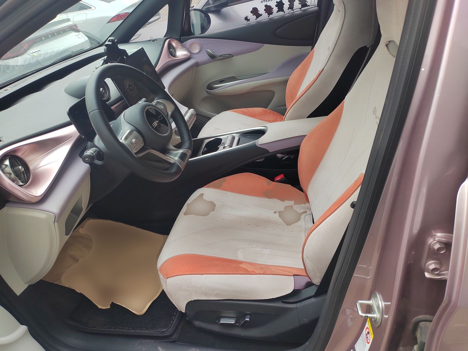 المقاعد الأمامية داخل السيارة