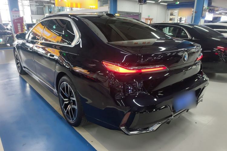 Used BMW 7 Series 2023 735Li M Sport Package Exterior 2