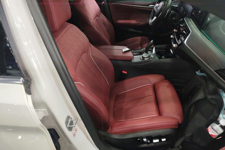 Used BMW 5 Series 2021 530Li Luxury Edition M Sport Package Right Front Seat