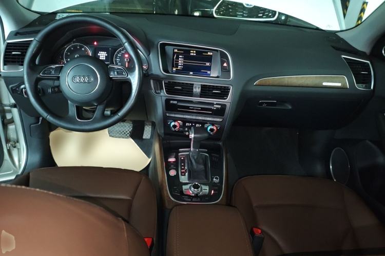 Used Audi Q5 2013 40 TFSI Comfort Edition Center Console