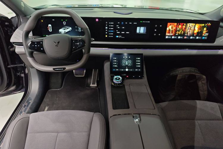 Used VOYAH PASSION 2024 PHEV Four-Wheel Drive Ultra-Long Range Flagship Model Center Console