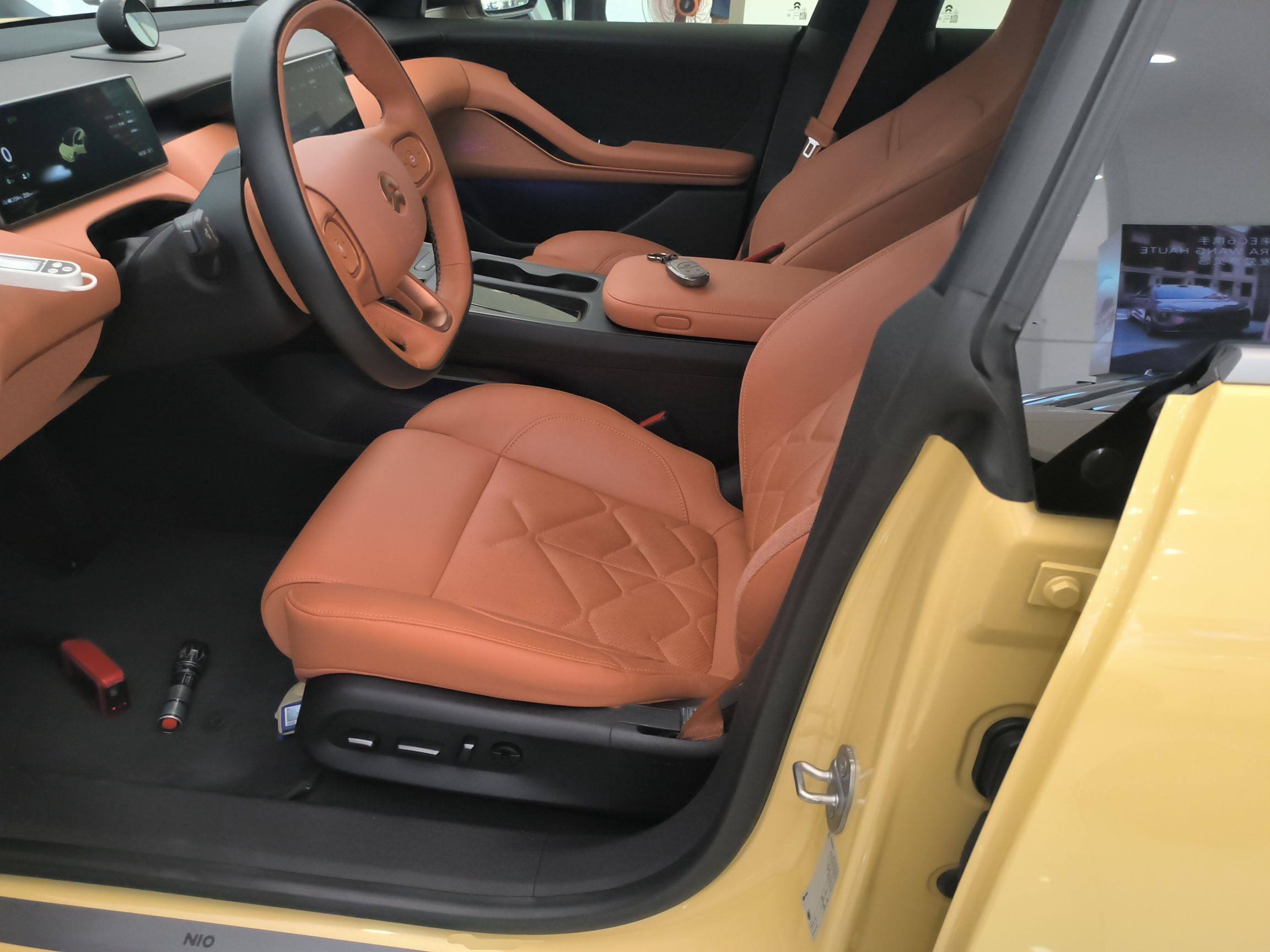 المقاعد الأمامية داخل السيارة