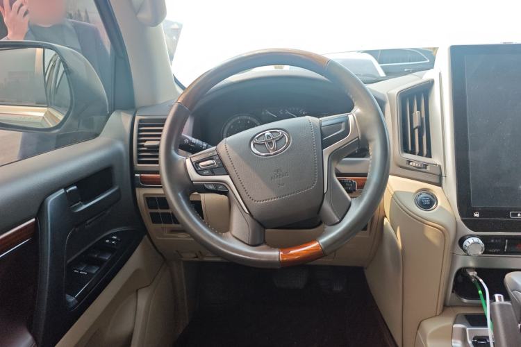 Used Toyota Land Cruiser 2017 4.0 GX-R Dual Fuel Dual Differential – Middle East
