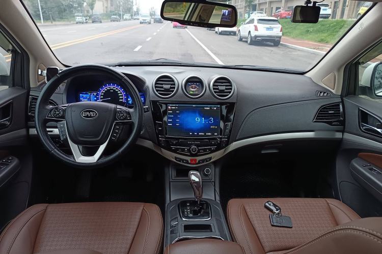 Used BYD S7 2015 2.0T Upgraded Automatic Luxury Version Interior 3