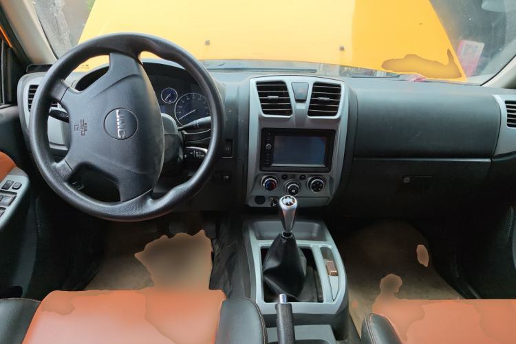 Used JMC Baodian 2018 2.9T New Value-Packed Two-Wheel-Drive Diesel Comfort Version with Extended Cargo Bed – JX4D30B5L Center Console