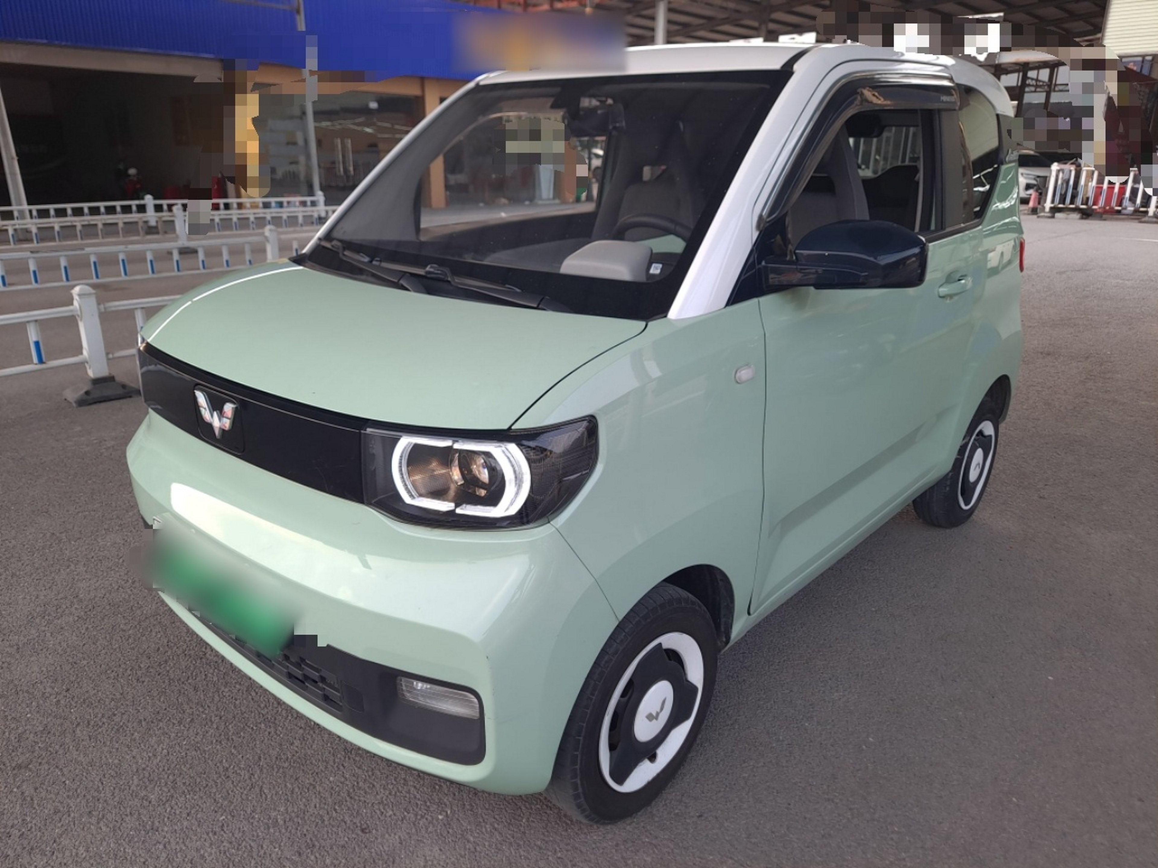 تحت مقدمة السيارة