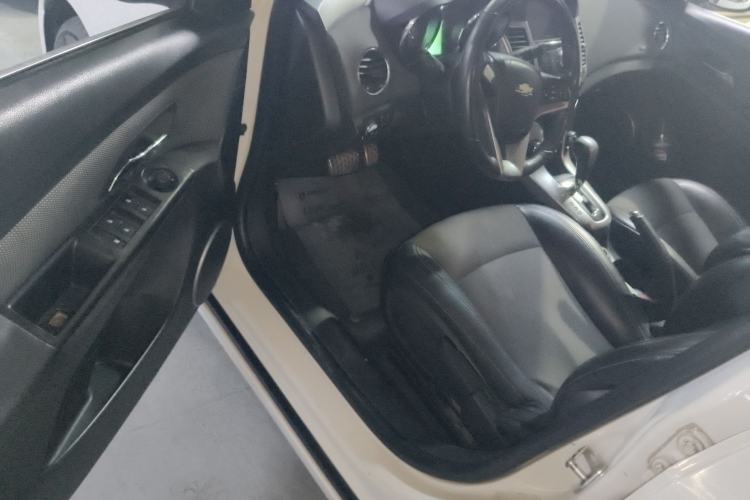 Used Chevrolet Cruze 2013 Hatchback 1.6T Automatic Flagship Model Driver Seat