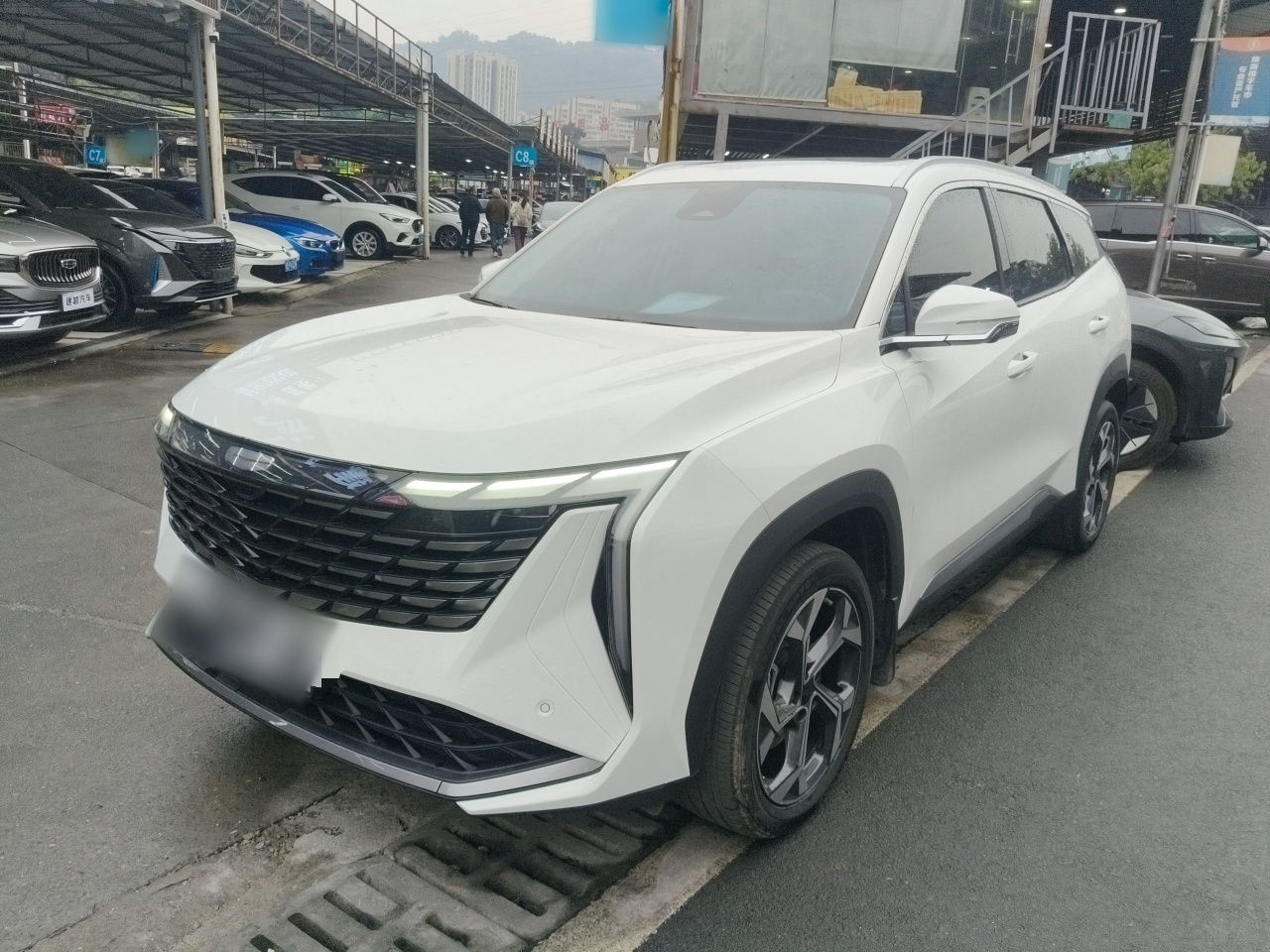 تحت مقدمة السيارة