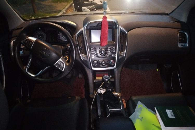 Used JMC Yuhu 5 2018 2.4T Classic Edition Diesel Manual Two-Wheel Drive Luxury Long-Wheelbase JX4D24A5L Center Console