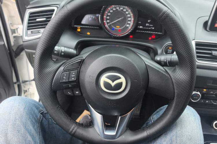 Used Mazda 3 Axela 2014 Sedan 1.5L Automatic Luxury Model