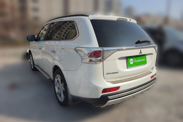 Used Mitsubishi Outlander 2013 2.4L Four-Wheel Drive Luxury Navigation Version 7 Seats