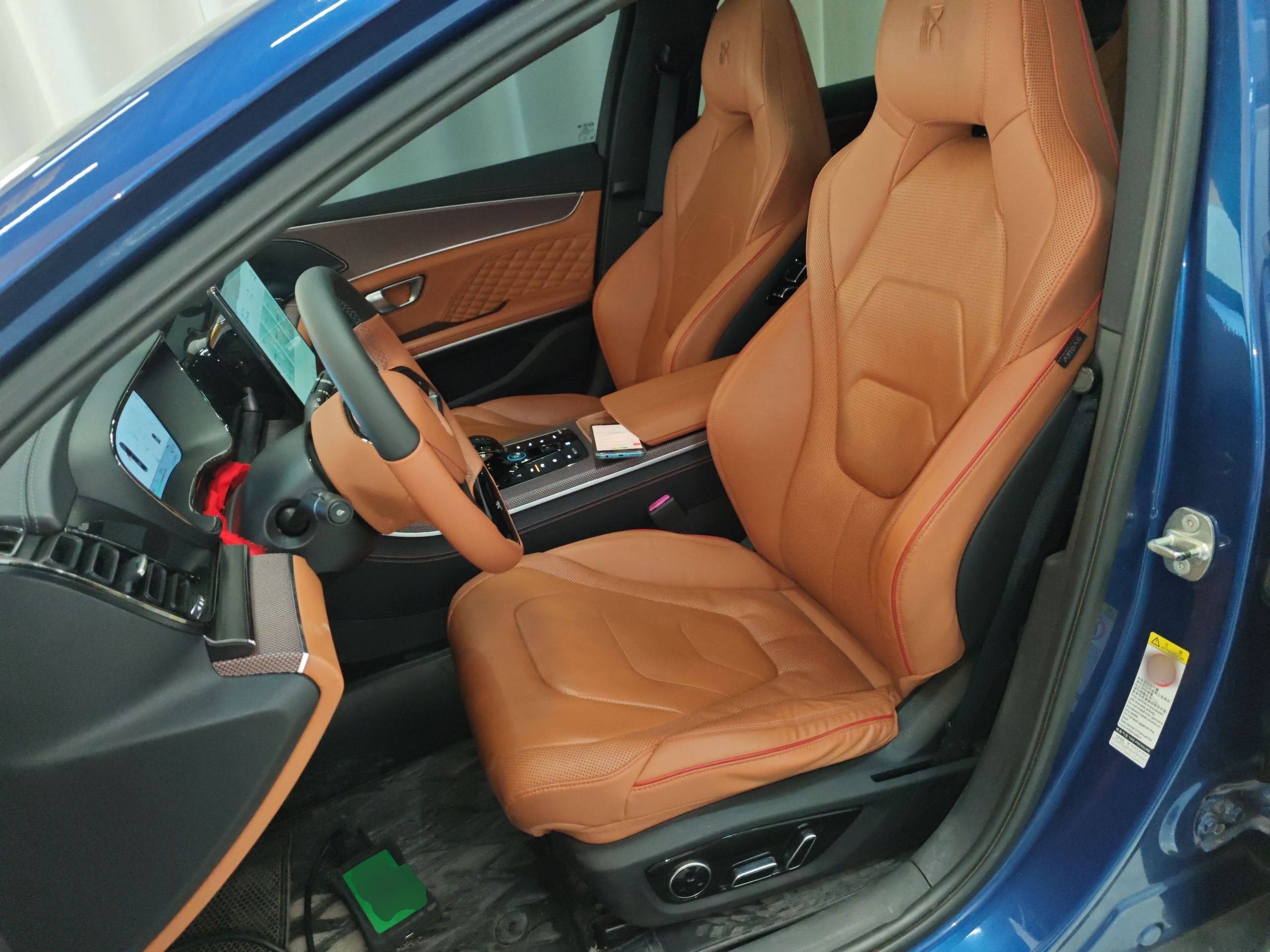 المقاعد الأمامية داخل السيارة