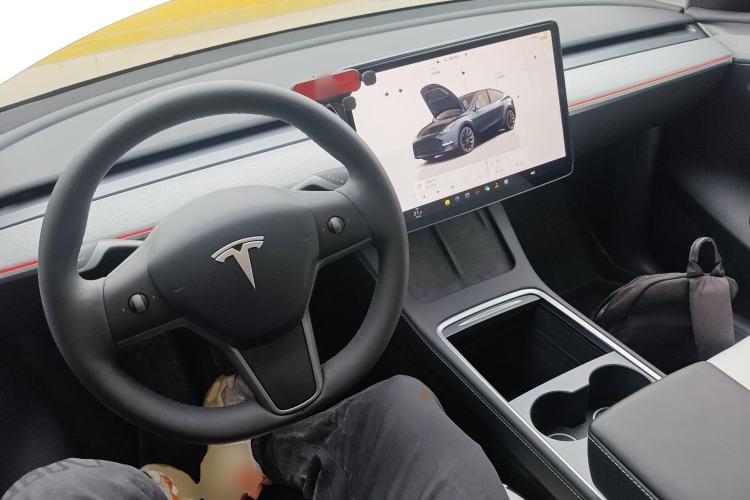 Used Tesla Model Y 2024 Long-Range All-Wheel-Drive Version Center Console