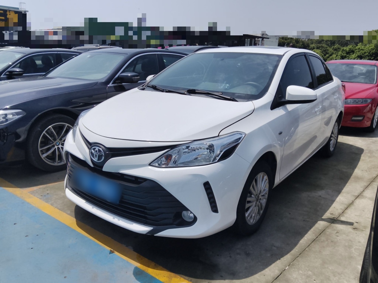 تحت مقدمة السيارة