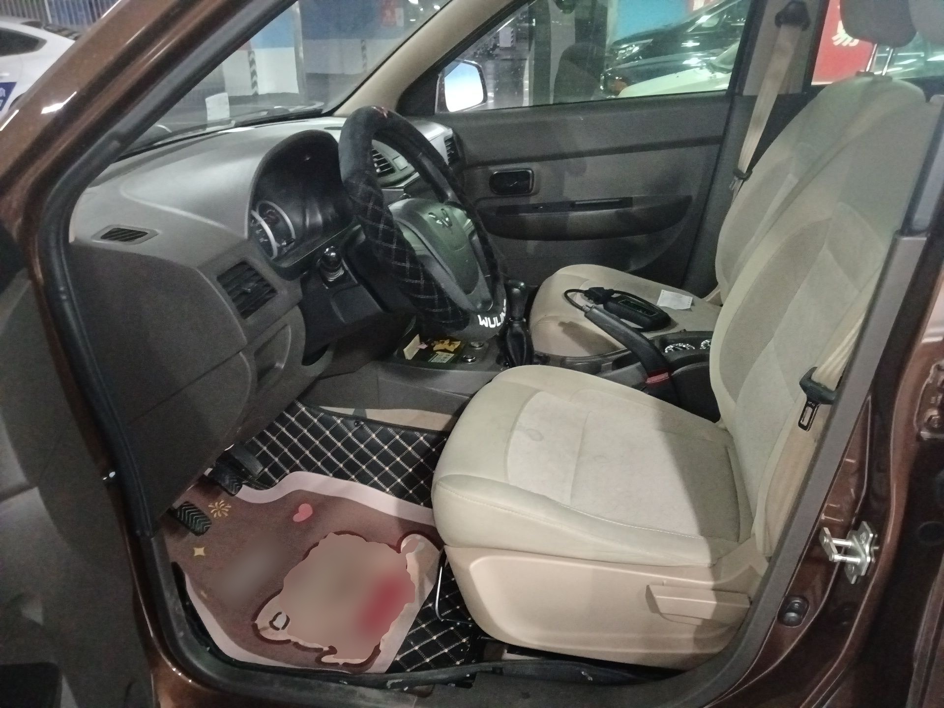 Переднее сиденье в автомобиле