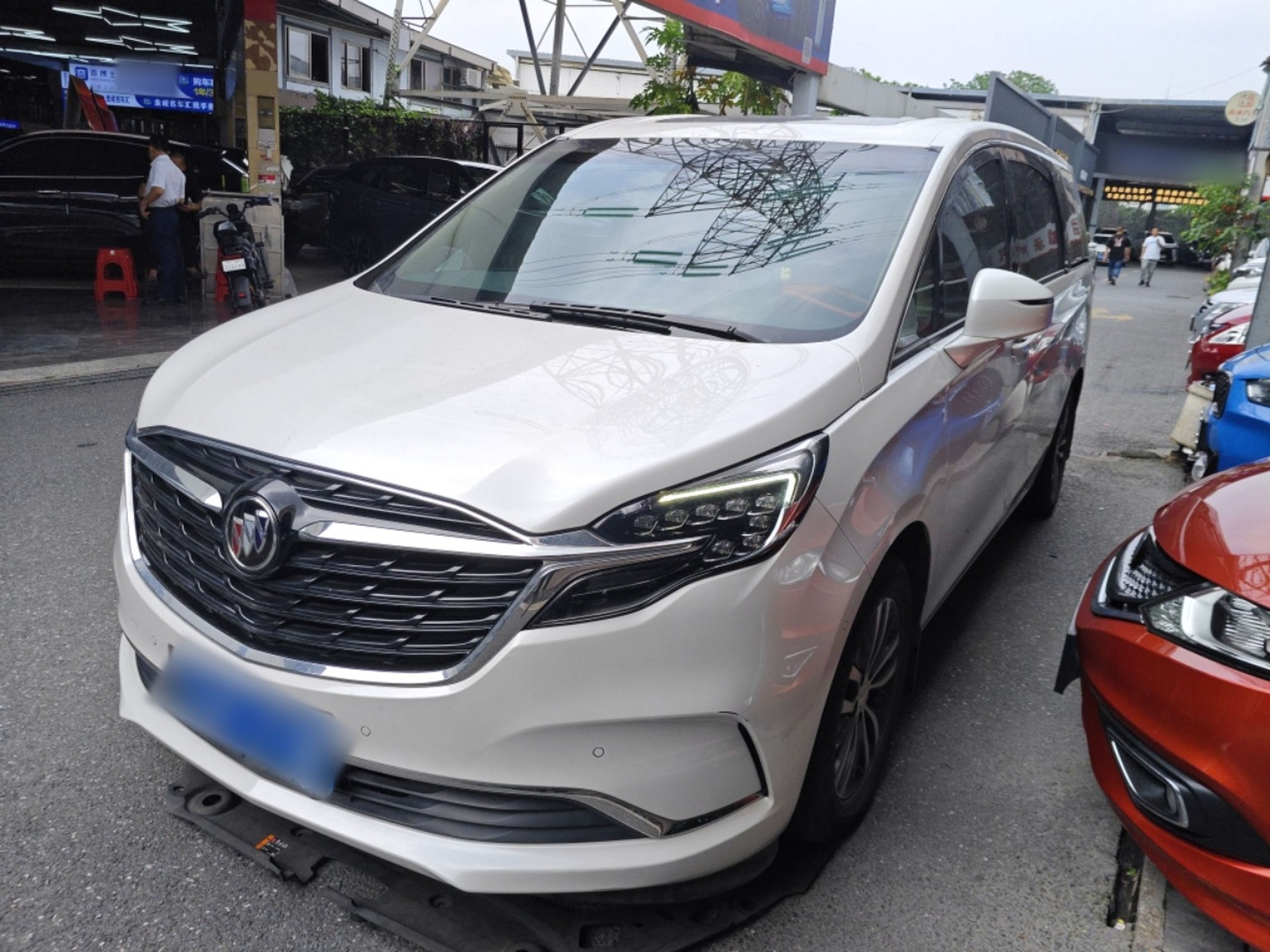 Под передней частью автомобиля