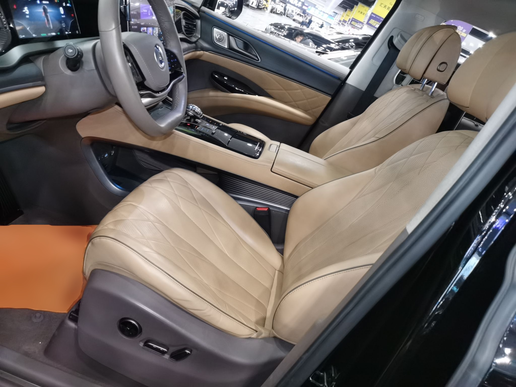 المقاعد الأمامية داخل السيارة