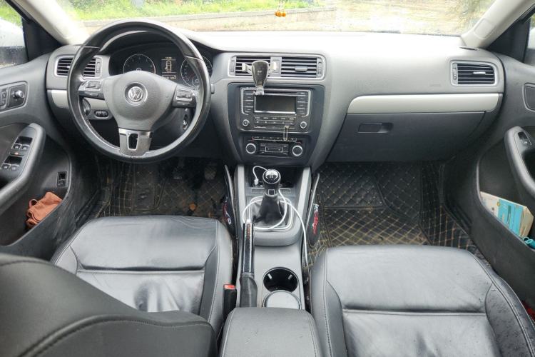 Used Volkswagen Sagitar 2012 1.4TSI Manual Luxury Model Center Console