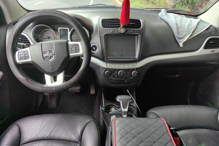 Used Dodge Journey 2013 3.6L Four-Wheel Drive Flagship Edition Center Console