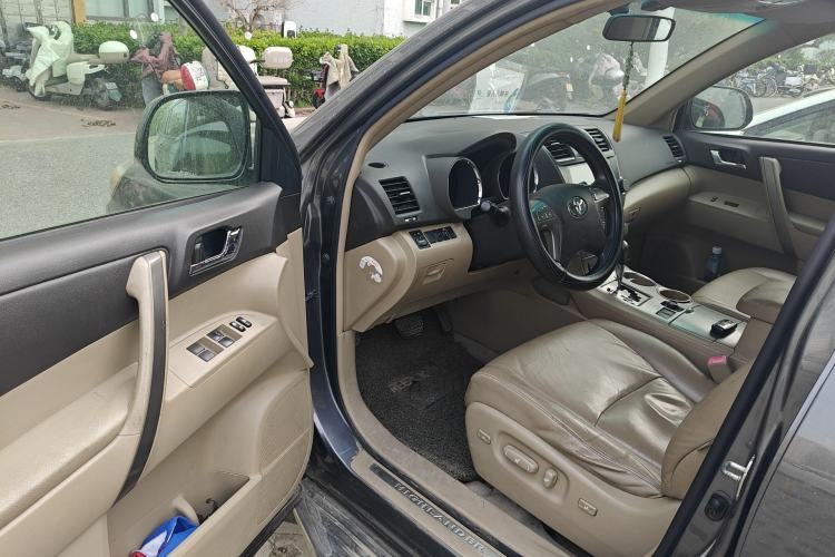 Used Toyota Highlander 2011 2.7L Two-Wheel Drive 7-Seater Luxury Edition Driver Seat