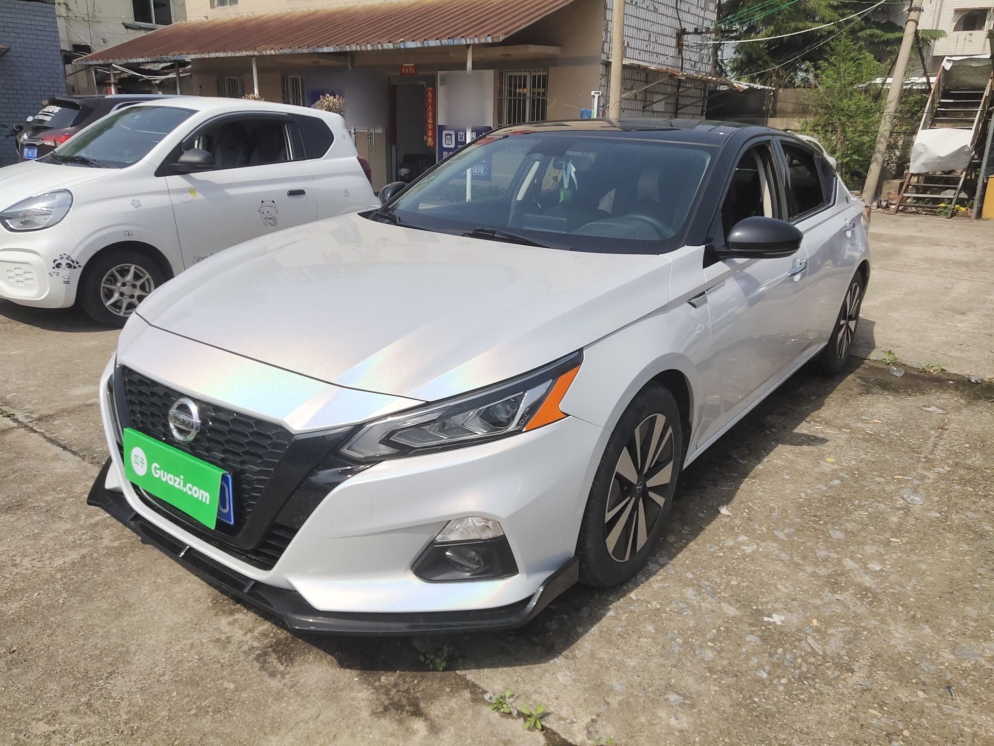 تحت مقدمة السيارة